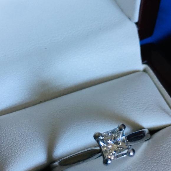 Princess cut Diamond solitaire engagement ring - Picture 4 of 7